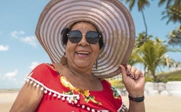 Senior woman in a wide brim hat and sunglasses